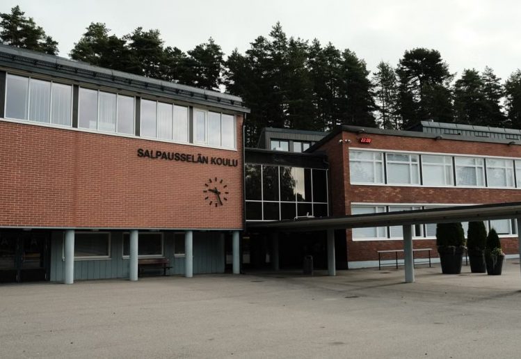 Discover the modern architecture of Salpausselän Koulu in Lahti, Finland captured from an outdoor perspective.
