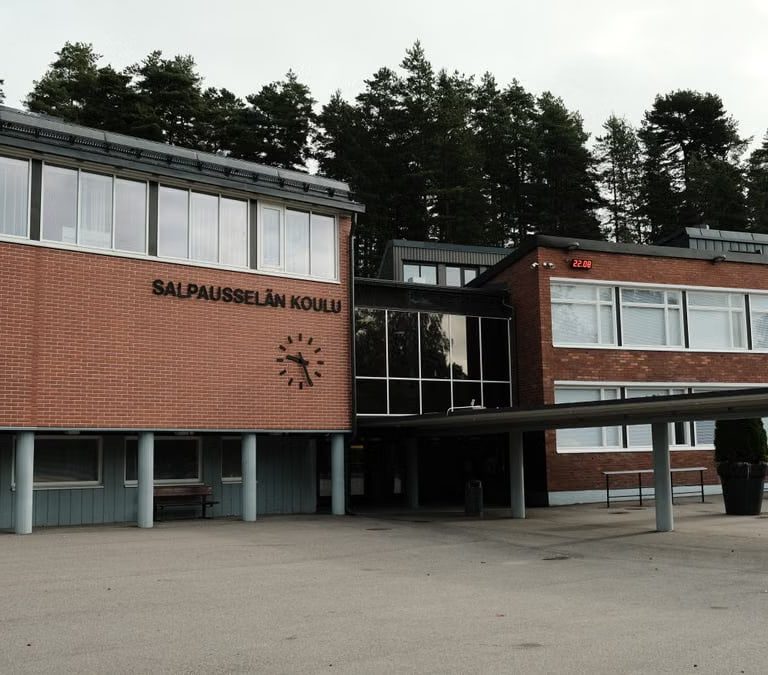 Discover the modern architecture of Salpausselän Koulu in Lahti, Finland captured from an outdoor perspective.